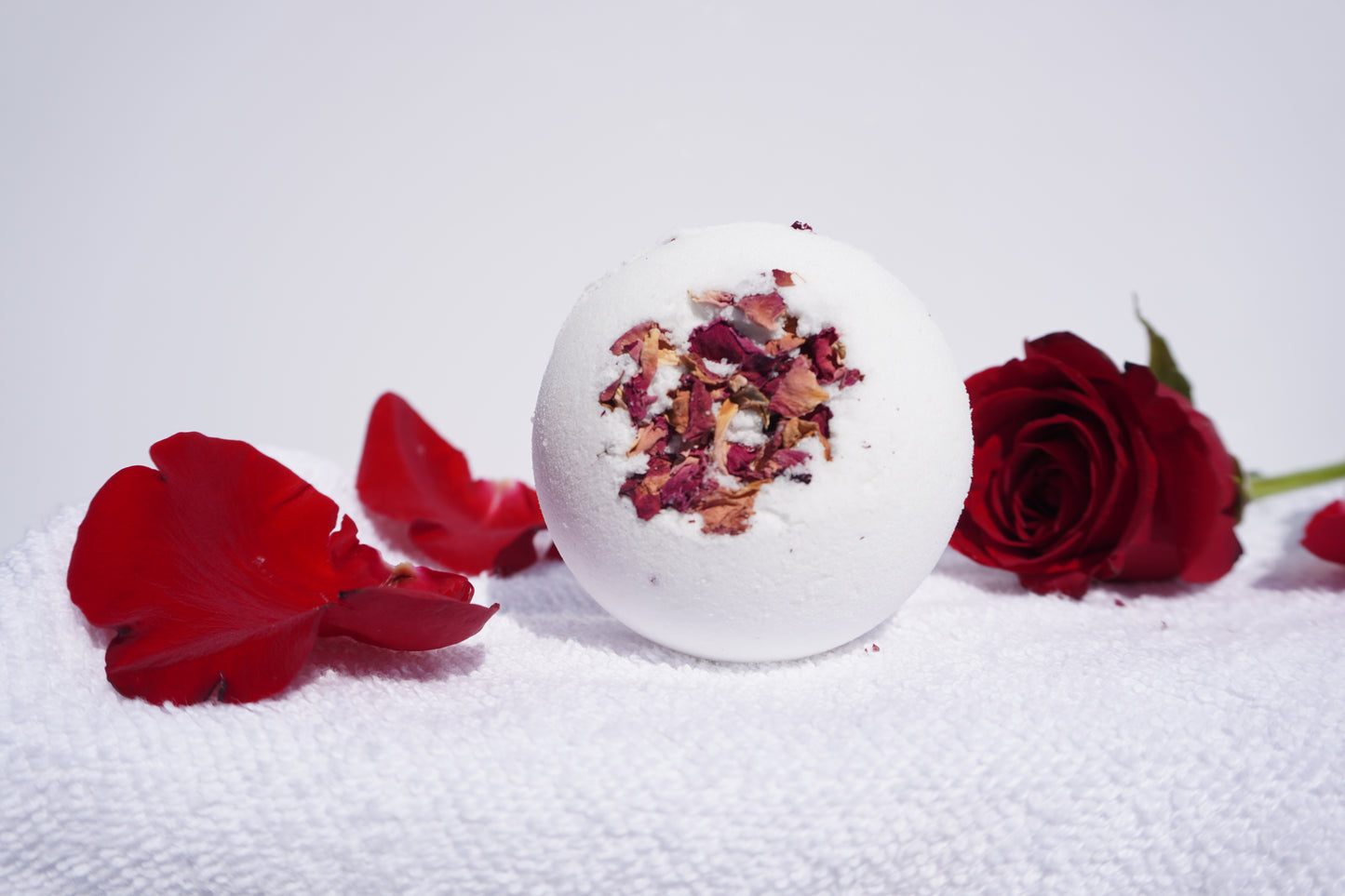 Rose Petals Bath Bomb (5 oz)